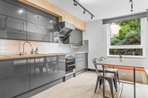 A kitchen or kitchenette at Stamford Street Apartments