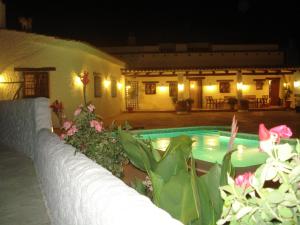una piscina frente a una casa por la noche en Cueva de La Alegría, en Huéscar 12 fotos más