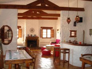 sala de estar con mesa y chimenea en Cueva de La Alegría, en Huéscar