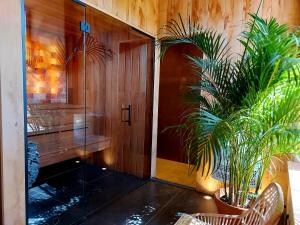 un pasillo con una puerta y plantas en una habitación en Les Suites de Petit Bomal en Durbuy
