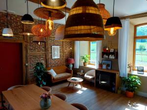 uma sala de estar com uma mesa e muitas luzes em Les Suites de Petit Bomal em Durbuy