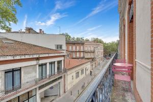 - une vue depuis le balcon d'un bâtiment dans l'établissement LE MERCIER - Grand T4 de 100m2 en plein coeur de Toulouse, à Toulouse