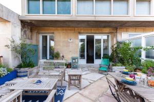 Balkón alebo terasa v ubytovaní TERRASSE FADOLI - Grande terrasse avec vue mer et cathédrale