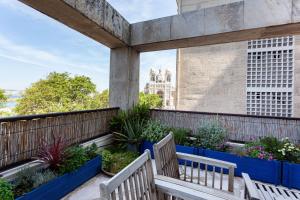 Balkón alebo terasa v ubytovaní TERRASSE FADOLI - Grande terrasse avec vue mer et cathédrale