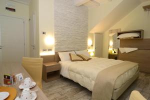 Real BB Balsamico في Bastiglia: غرفة نوم بسرير كبير وغرفة معيشة