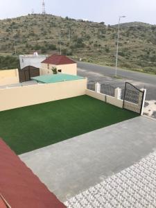 una casa con césped verde en el techo en استراحة الذروة en Abha