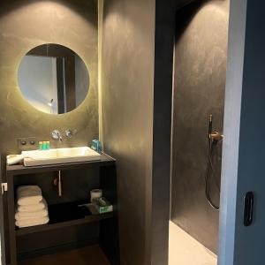 a bathroom with a sink and a mirror at Hotel Montanus in Bruges