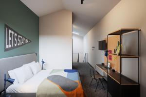 The Social Hub Madrid في مدريد: غرفة نوم مع سرير ومكتب مع تلفزيون