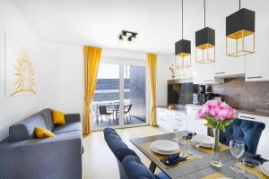 uma sala de estar com um sofá e uma mesa em CT-GOLD Apartments - Villach Malina - nahe Atrio und Therme em Villach