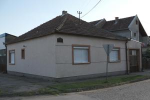 a white house on the side of a street at Nikodijević in Vršac