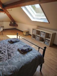 Posteľ alebo postele v izbe v ubytovaní Chambres d'hôtes La maison de Monsieur Chaussette