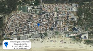 Un mapa de una ciudad con una flecha azul en Apartamentos Carolino, en Monte Gordo