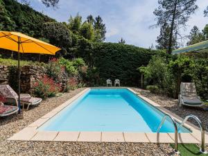 Hilltop holiday home in Les Salelles with poolの敷地内または近くにあるプール