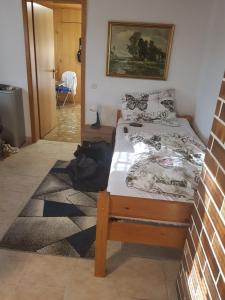 ein Schlafzimmer mit einem Bett und einer Ziegelwand in der Unterkunft Appartment in Heidenheim