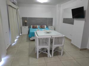 a bedroom with a bed and a table and chairs at Altos del Boulevard in Santiago del Estero