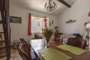 a dining room with a table and chairs and a couch at Petit Paradis Nemausus in Nîmes