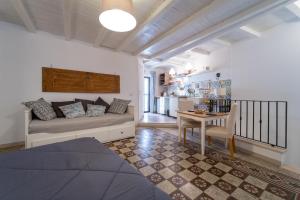 シラクーサにあるCasa Talete Cozy Apartment in Ortigia - FIRST FLOORのリビングルーム(ソファ、テーブル付)