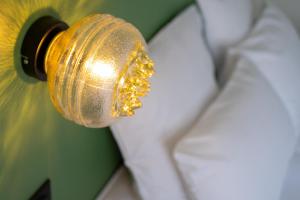 une fermeture d'une lumi&egrave;re d'or sur un mur dans l'&eacute;tablissement Le Lieu Dit, &agrave; Nantes