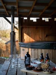 een tafel met borden en wijnglazen erop bij Wild Cube in Durbuy