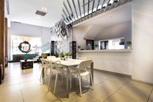 a dining room with a table and chairs at Gamma Villahermosa Centro in Villahermosa