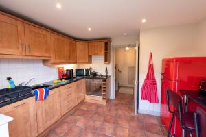 Dapur atau dapur kecil di 3 Bedroom House - a very British place to stay - near city centre !