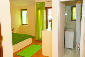 a bedroom with a green shower curtain and a bed at Apartmani Centar Makarska in Makarska