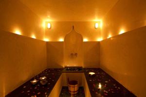 Habitación con fogones y mesa con luces. en Riad Les Bougainvilliers, en Marrakech