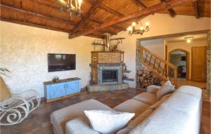 uma sala de estar com um sofá e uma lareira em 2 Bedroom Gorgeous Home In Motta San Giovanni em Motta San Giovanni