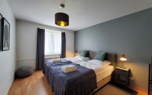 1 dormitorio con 1 cama grande con manta azul en Apartment Via Surpunt - Casa - 5 Rooms en St. Moritz