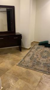 a room with a rug and a dresser and a mirror at نسيم البحر in Yanbu