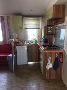 Kuchnia lub aneks kuchenny w obiekcie Mobil home Familial