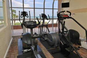 une salle de sport avec trois machines à bande de roulement devant une fenêtre dans l'établissement Crescent Beach Club II 6F, à Clearwater Beach