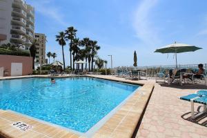 - une piscine avec une personne dans l'eau dans l'établissement Crescent Beach Club II 6F, à Clearwater Beach