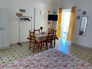 uma sala de jantar com uma mesa e cadeiras num quarto em Ponzamania Casa Silvana Ponza em Ponza