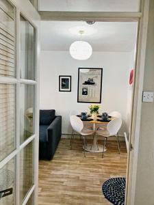 Χώρος καθιστικού στο Great Location - City Centre - Parking - 4 Beds - 2 Bedrooms +20 φωτογραφίες