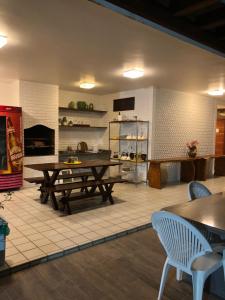 een eetkamer met een tafel en stoelen erin bij Vila Gameleira Garça in Maceió