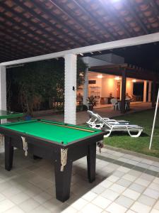 een pooltafel in een achtertuin met luifel bij Vila Gameleira Garça in Maceió +16 foto's