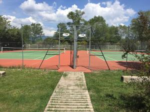 Tenis lub squash w obiekcie Mobil home Familial lub w pobliżu