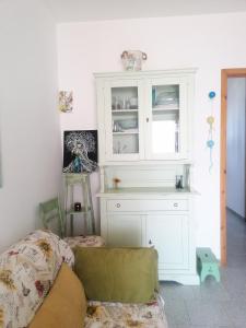 sala de estar con armario blanco y sofá en Casa Sonica, en Maruggio