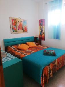 dos camas sentadas una al lado de la otra en un dormitorio en Casa Sonica, en Maruggio