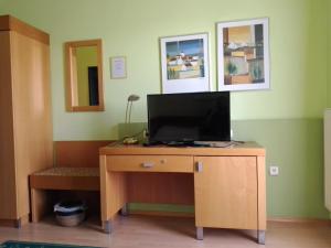 A television and/or entertainment centre at Pension Kappel