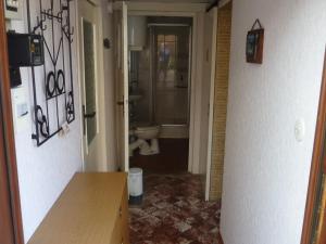 Bilik mandi di Ferienhaus Weingart
