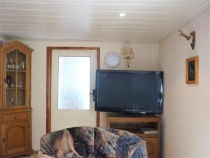 Televisyen dan/atau pusat hiburan di Ferienhaus Weingart