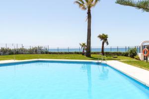 una piscina con el océano en el fondo en Charming Apartment with Sea Views en Mijas Costa