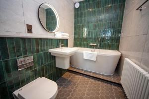 Highfield Hotel tesisinde bir banyo