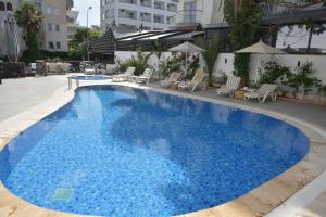 Бассейн в Aurasia Beach Hotel или поблизости