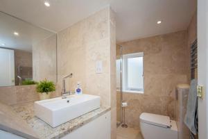 a bathroom with a sink and a toilet at Lux City Centre Property, Slps 8 in Bath