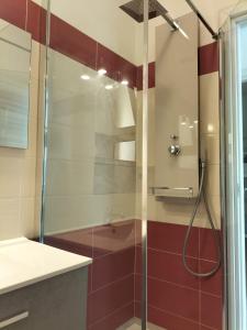 una doccia con porta in vetro in bagno di ZAMBRONE VILLAGE Loris a Zambrone