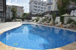Бассейн в Aurasia Beach Hotel или поблизости