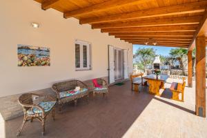 A seating area at Villa DellAcqua